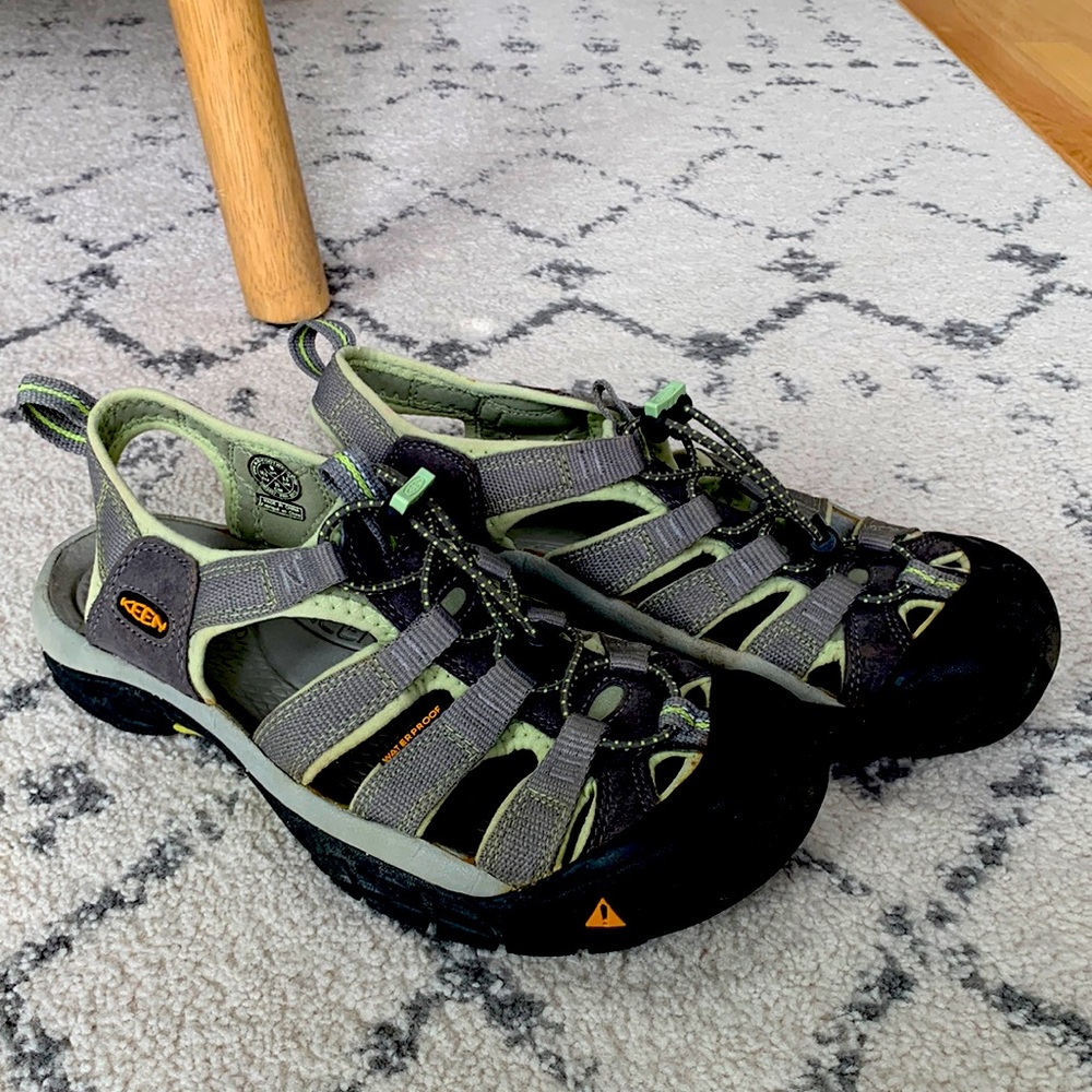 Womens waterproof Keens size 8
